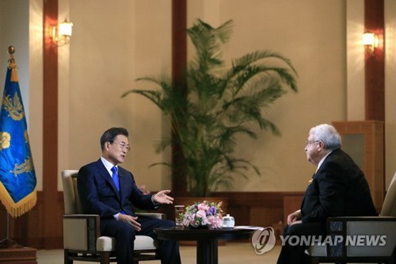 6月20日，在韓國總統府青瓦台，文在寅（左）接受俄羅斯媒體採訪。 （圖源：韓聯社）