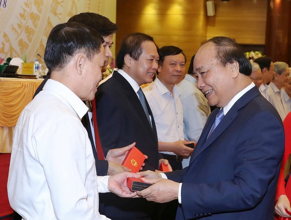 政府總理阮春福向媒體機關領導、原領導贈送紀念品。