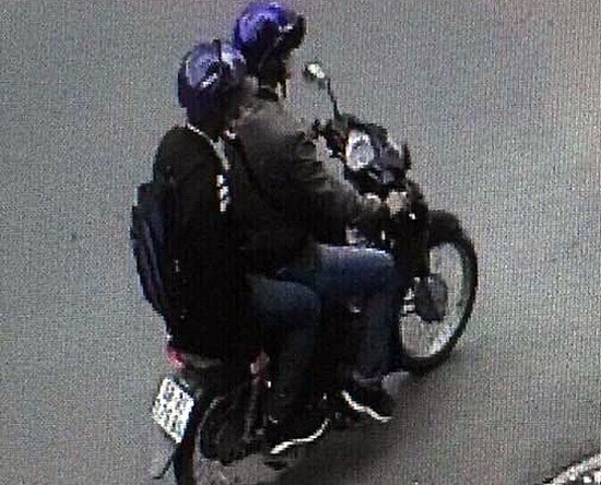 視頻監控拍下兩名青年乘騎摩托車、穿牛仔褲、運動鞋和帶上口罩，形跡可疑。（圖源：監控視頻截圖）