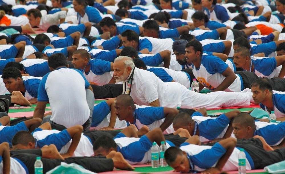 印度總理莫迪帶頭參加盛會，在北部城市德哈拉丹領著5萬多人做起各式瑜伽動作。（圖源：路透社）