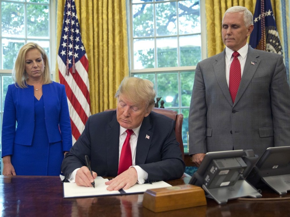 美國總統特朗普當地時間20日在白宮簽署一項行政命令，暫時緩解非法入境者與未成年子女強制分離的危機。（圖源：AP）