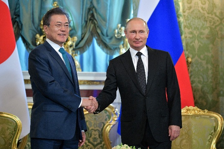 6月22日，在俄羅斯莫斯科克里姆林宮，俄羅斯總統普京（右）與韓國總統文在寅舉行會談時握手。（圖源：AFP）