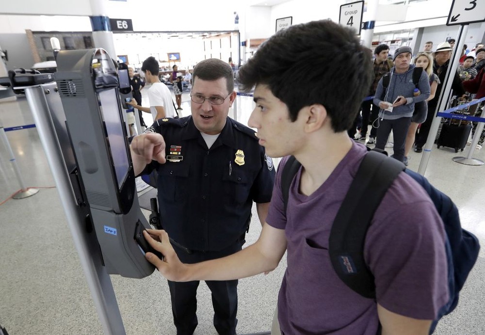旅客在休士頓的喬治·布希洲際機場使用臉部辨識系統。（圖源：AP）