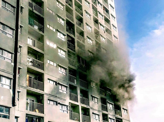 昨(24)日下午，舊邑郡范文昭街I-Home公寓發生火警，從6樓冒出濃煙。（圖源：孟陲）
