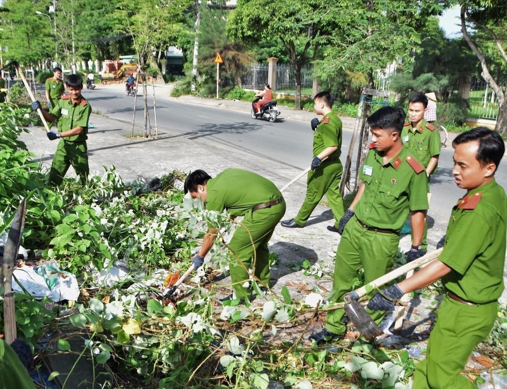 綠色行軍志願者清掃街道。