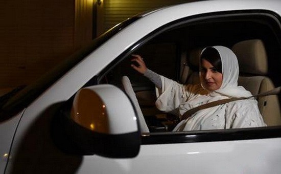 沙特阿拉伯24日正式解除了對女性的駕車禁令，女性從此可以在該國合法駕車。