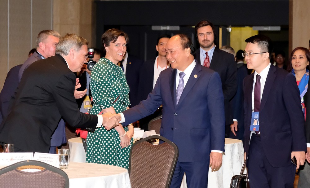 阮春福總理與加拿大企業家交談。