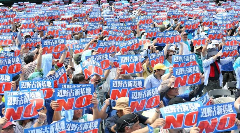日本沖繩縣民眾25日舉行抗議集會，反對日本政府繼續推進美軍邊野古新基地的建設工程。（圖源：互聯網）