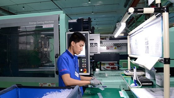 生產配套工業產品的市高新技術園區明源公司生產線。