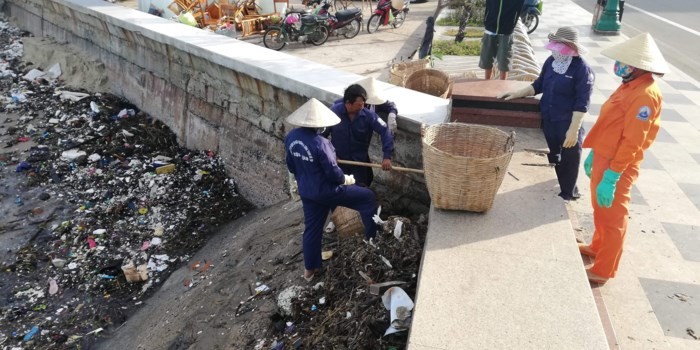 頭頓市海岸清潔工人們在清理海灘垃圾。（圖源：玉江）