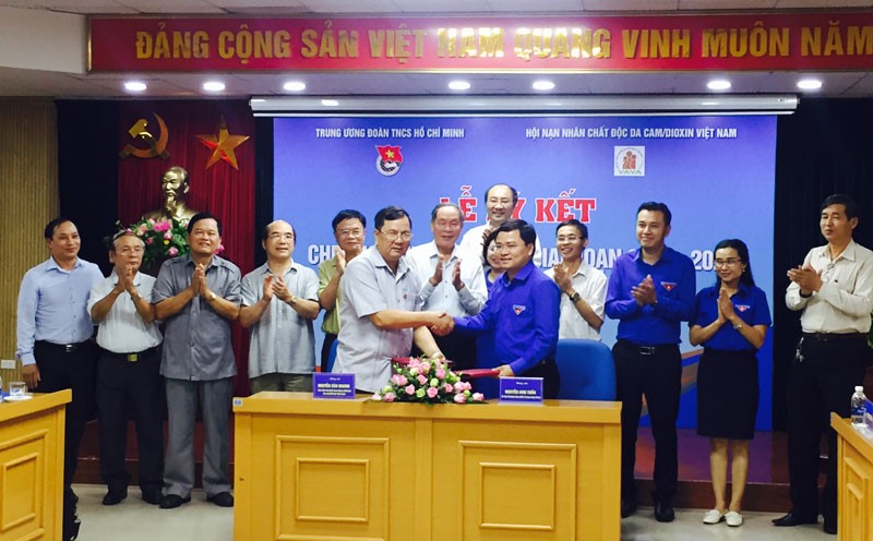 胡志明共青團中央委員會與越南落葉劑受害者會舉行的2018年至2023年階段配合計劃簽署儀式。（圖源：月映）