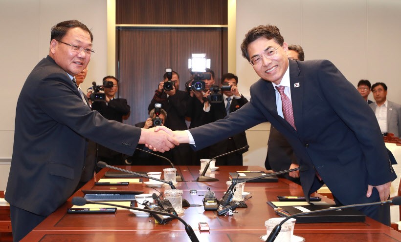 韓國土交通部第二次官金正烈(右)和朝鐵道省副相金潤革握手。（圖源：韓聯社）
