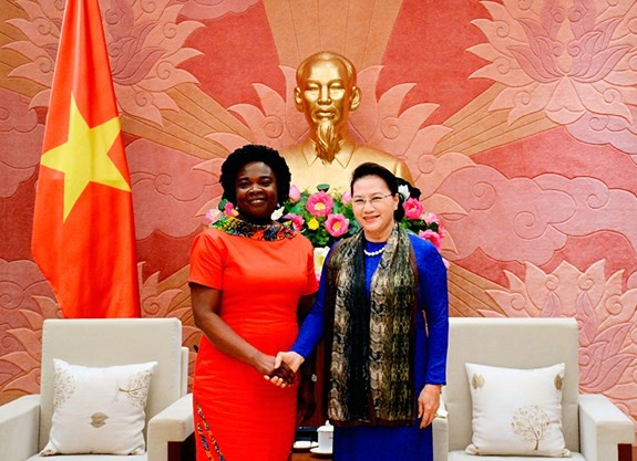 國會主席阮氏金銀（右）接見世界銀行亞太地區副主席維多利亞‧克瓦。（圖源：戰勝）