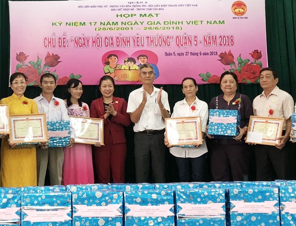 第五郡人委會副主席張庚波(右四)向越華模範家庭頒發獎章。
