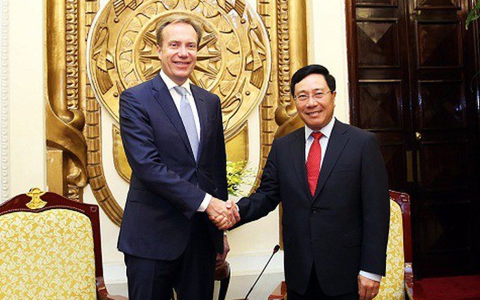 政府副總理、外交部長范平明（右）接見世界經濟論壇(WEF)主席布倫德。（圖源：VGP）