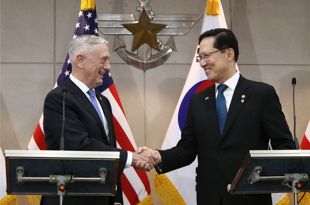 韓國防長宋永武28日同到訪的美國防長馬蒂斯舉行會談。（圖源：路透社）