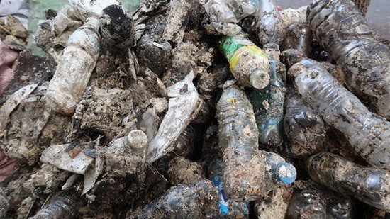 撈上來的垃圾大部分是塑膠瓶、塑膠袋、針筒等堆得高高的，莫不叫人感到驚訝。