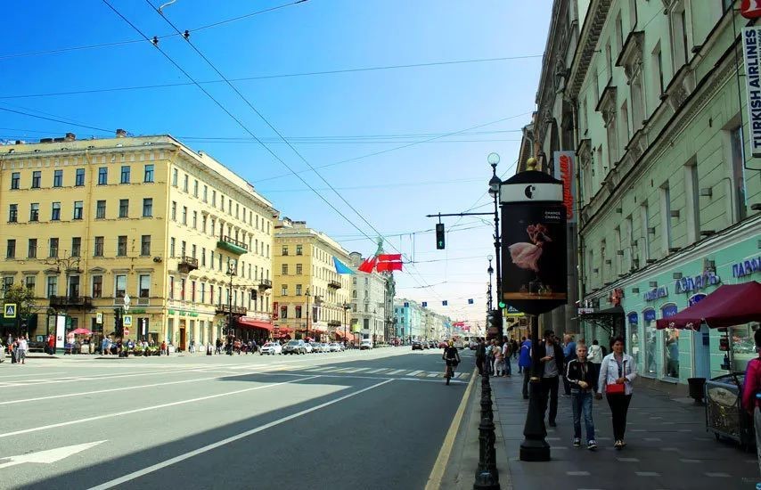 涅瓦大街算是聖彼德堡的主街，建築都古雅精美，透著沙俄的華麗貴氣。