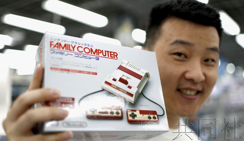 任天堂公司28日重新發售1983年上市的家用遊戲機“Family Computer”(俗稱紅白機)複刻迷你版“任天堂經典迷你版紅白機”。（圖源：共同社）