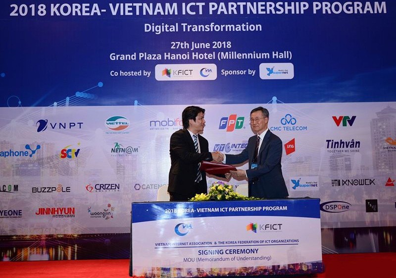 越南互聯網協會與韓國資訊技術各組織聯團簽訂合作協議。（圖源：維雨）
