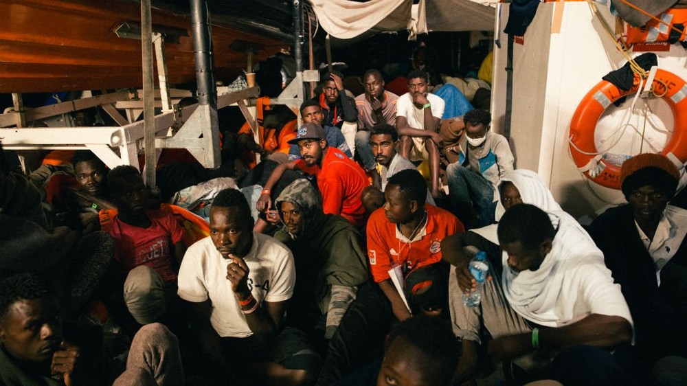 5天來停留在距離馬耳他海岸40多公里海上的非政府組織救援船“生命線”號，當地時間27日晚間被允許停泊在馬耳他島的一個港口。（圖源：路透社）