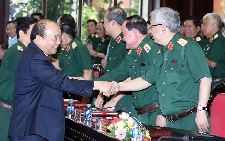 阮春福總理會見人民軍隊幹部。