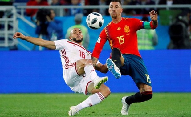 西班牙(紅衣)與摩洛哥的比賽。