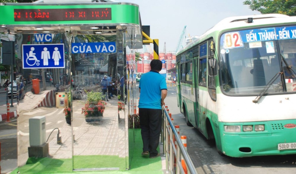  本市21條巴士示範線車內設有免費無線網絡、路程監察設備及攝像機。（圖源：潘定）