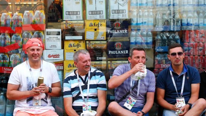 世界盃球迷喝酒觀賽。（圖源：互聯網）