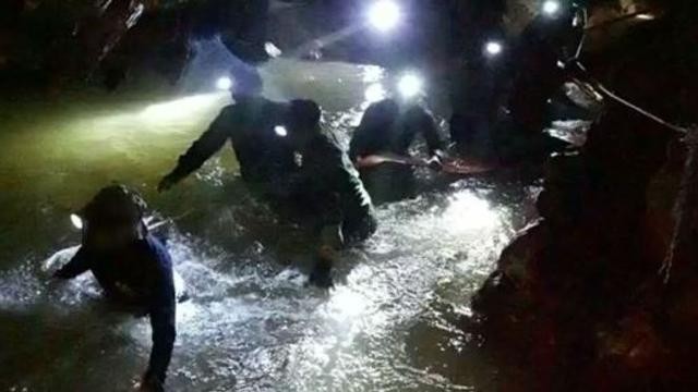 救援隊在洞穴中發現生命跡象。（圖源：互聯網）