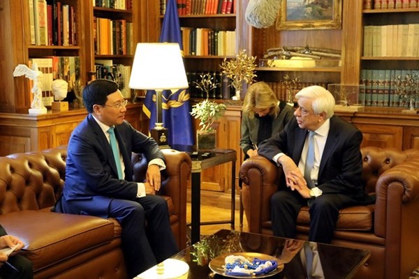 我國外交部長范平明（左）會見希臘總統帕夫洛普洛斯。（圖源：VOV）