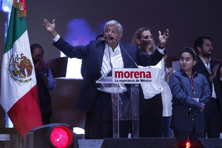 墨西哥左翼政黨候選人奧夫拉多爾（前）向支持者發表演講。（圖源：AFP）