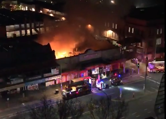 澳大利亞阿德萊德唐人街3日晨發生火災，部分街道被封鎖，至少有一家唐人街的店舖被燒毀，還有十幾家店舖被殃及。（圖源：視頻截圖）