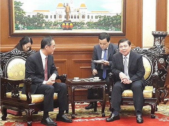 市人委會主席阮成鋒（右）接見中國駐本市新任總領事吳駿。（圖源：VOH）