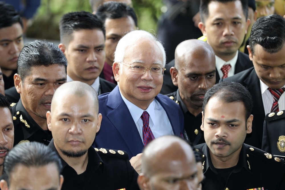 馬來西亞前總理納吉布4日到庭應訊。（圖源：AP）