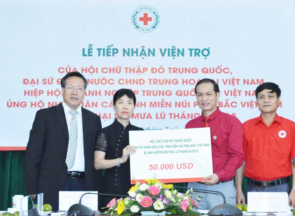 中國紅十字會向越南北部山區受洪災襲擊的省份捐贈5萬美金。