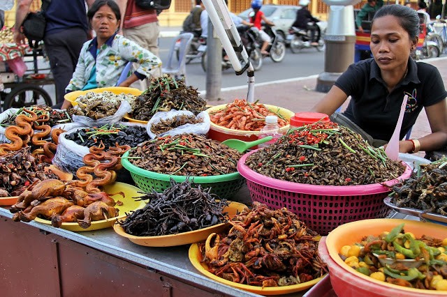 柬埔寨央行稱柬進入中等偏低收入國家。圖為柬埔寨金邊賣野味小販。（示意圖源：互聯網）