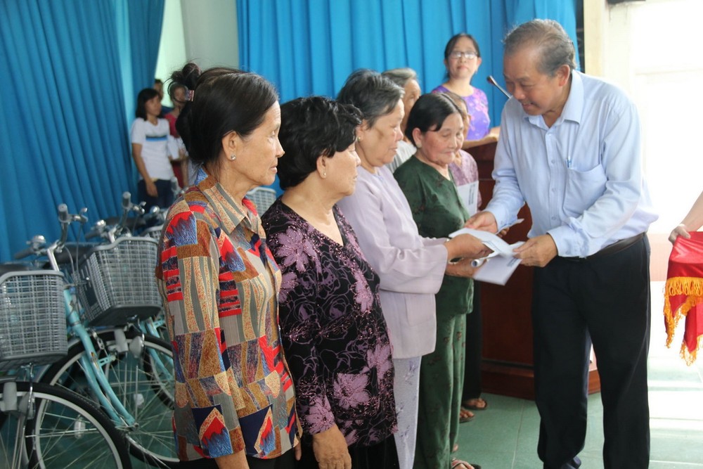 政府副總理張和平向丐禮縣越南英雄母親贈送禮物。（圖源：明智）