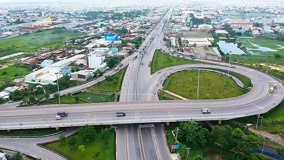 1號國道與胡志明市-忠良高速公路引路交接處的交通情況。