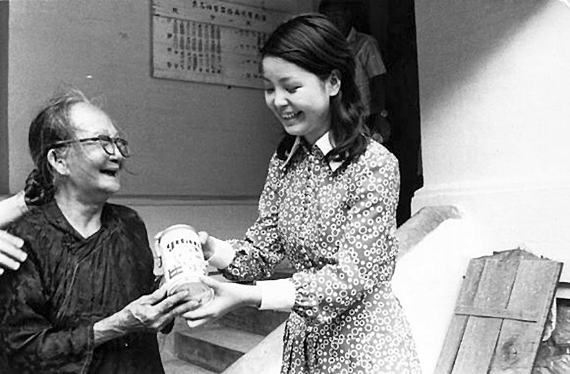 1971年7月23日鄧麗君到堤岸海南醫院看望孤寡老人。