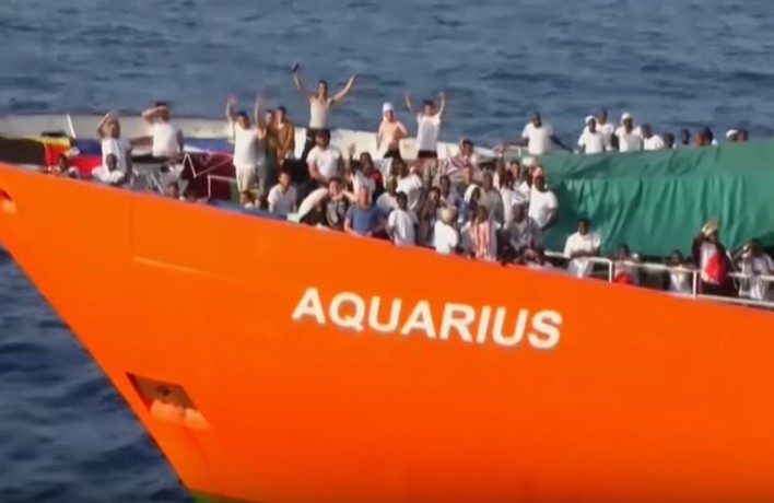 西班牙成歐洲最大難民登陸港。圖為「寶瓶號」救援船在6月17日抵西班牙港。（圖源：Youtube視頻截圖）