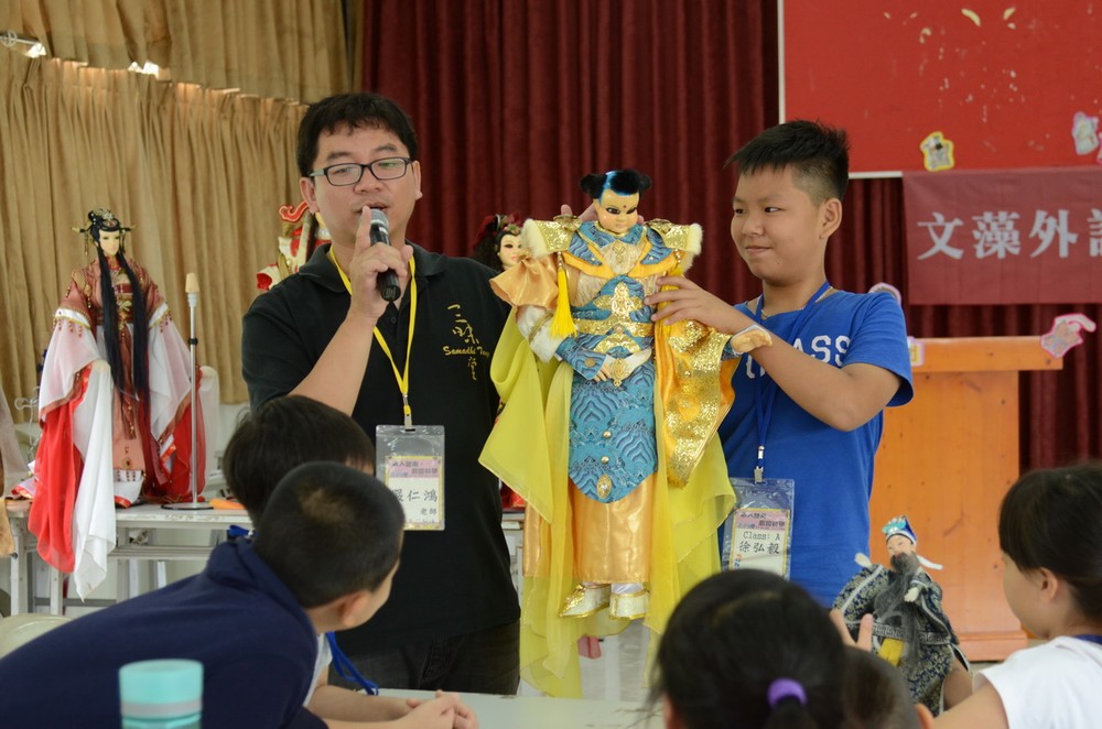 三昧堂創意木偶團隊的老師介紹布袋戲。