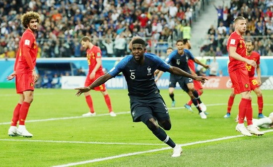 烏姆蒂蒂（藍衣）頭球破門，法國勝比利時進決賽。（圖源：互聯網）