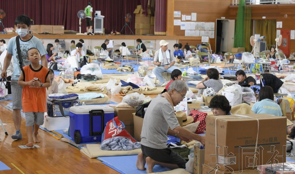 日本擬撥款約 20 億日元支援暴雨災區。圖為西日本岡山縣倉敷市真備町地區某一小學體育館成為臨時避難所。（圖源：共同社）