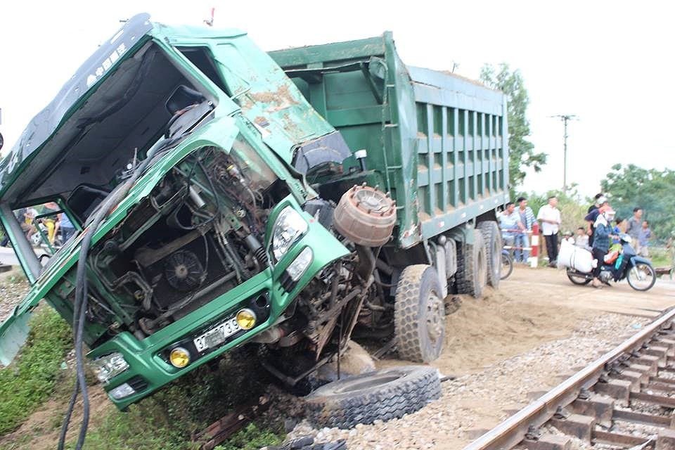 遭列車碰撞後的卡車被拋離約5米遠致其面目全非，1個車前輪脫離軸心。（圖源：南安）