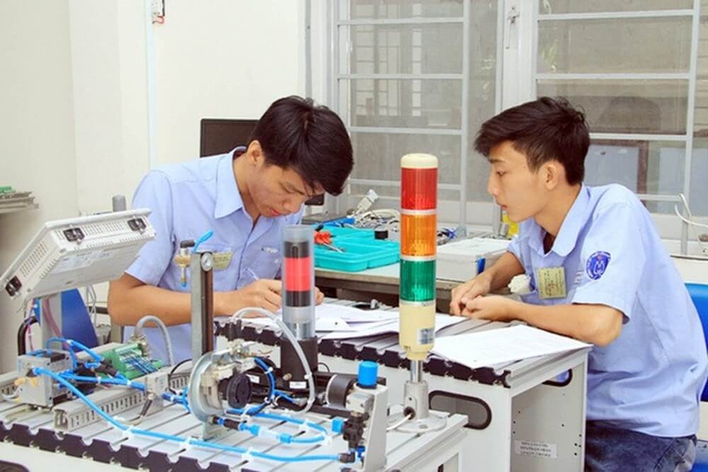 就讀某一職技培訓學校的學生進行機械修理實習中。