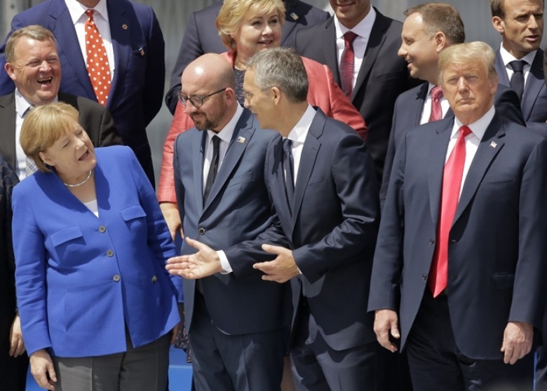 德國總理默克爾（左一）與北約成員國領導交談。（圖源：AP）