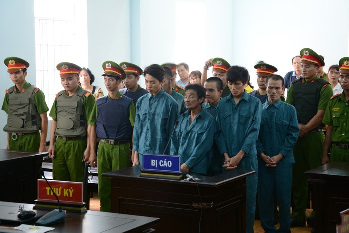 涉案的7名被告人站立著聽審判長宣讀判決書。（圖源：德仲）