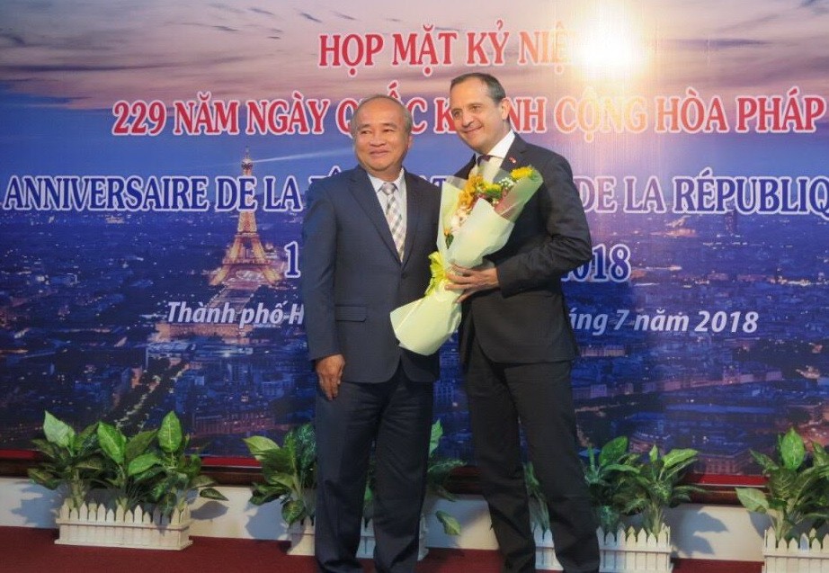 市各友好組織聯合會主席黃明善(左)向法國駐本市總領事Vincent Floreani 贈送鮮花。
