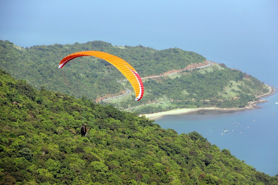 在空中駕滑翔傘是峴港市吸引國內外遊客的體育活動之一。